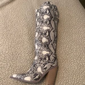SNAKE 🐍  Pattern heeled Heeled Boots
